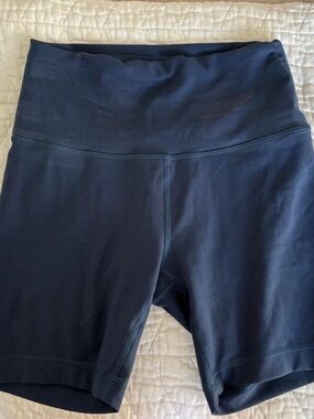 Lululemon Wunder Train High Rise 6"
Shorts Navy Size 6